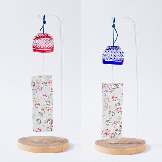 This wind chime is made of crystal glass Edo Kiriko material, which is estimated to have the best sound as a wind chime. A hole is drilled at the bottom, and it is attached with washi paper strips, glass beads, and leather cords to become a wind chime.