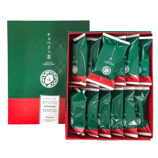 Uji Matcha and the enchanting aroma of strawberries. Introducing "Choberi-cha," a combination of chocolate, strawberry, and matcha flavors. Sandwiching white chocolate with strawberry inside matcha cookies. The bittersweetness of matcha and the vibrant aroma of strawberries spread throughout your mouth, accompanied by a crispy texture