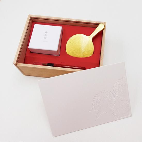 Introducing Komachi Beni, a natural Japanese lipstick made from safflower petals, with a smooth and velvety texture. The highly pigmented rich red color is long-lasting, free of synthetic chemicals, and safe for sensitive skin. Inspired by the wisteria flower, it features the Kamon "family crest" pattern of "Kikkou-mon" (hexagonal turtle shell pattern) for an elegant touch. Order now and receive the Komachi Beni Lip Stain, Traditional Lip Brush, Gold Foil Mirror, and Kiri Wood Box.
