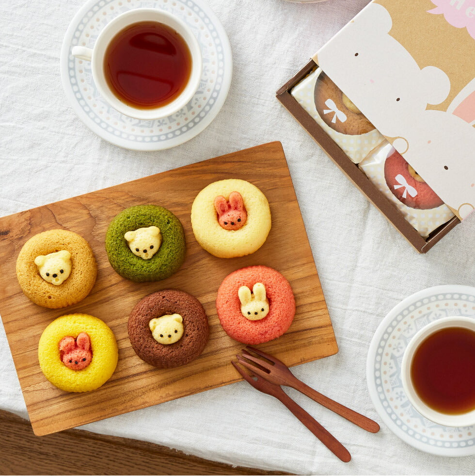 Box of 12 individually wrapped animal-shaped sponge cakes in assorted flavors including strawberry, plain, banana, chocolate, matcha, and caramel. Shaped like cute rabbits and bears, neatly arranged in a rectangular gift box measuring 21 × 30.2 × 8.5 cm.