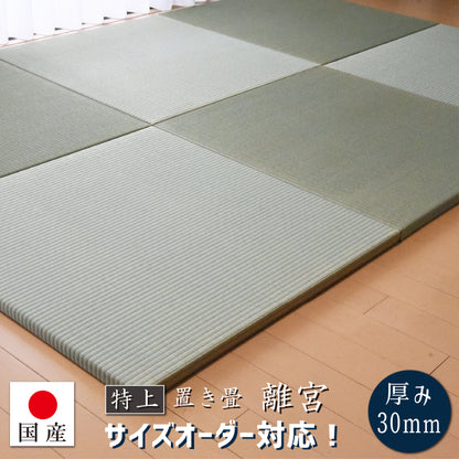 A High Class Japanese Igusa Tatami Mat made with high-quality rush grass, featuring a natural color tone that creates a calming atmosphere. The mat has a checkerboard pattern and is domestically made by Japanese artisans using a double weave technique. It offers superior humidity adjustment, deodorizing, and antibacterial properties due to the use of igusa. This durable and easy to maintain mat adds a touch of Japanese elegance to any home.